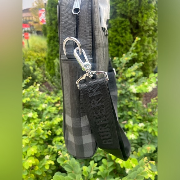 BURBERRY MEN’S BLACK Nova Check Grey black leather CROSSBODY MESSENGER BAG - Picture 16 of 16